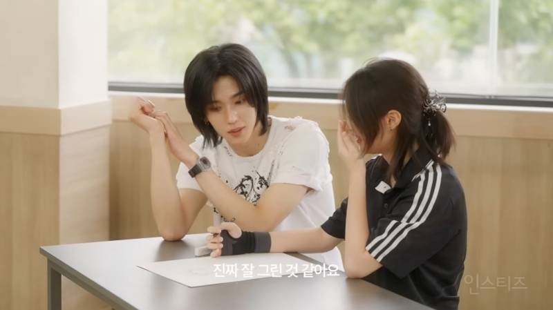 잘생긴 아이돌이 미술학원에오면 생기는일.jpg | 인스티즈