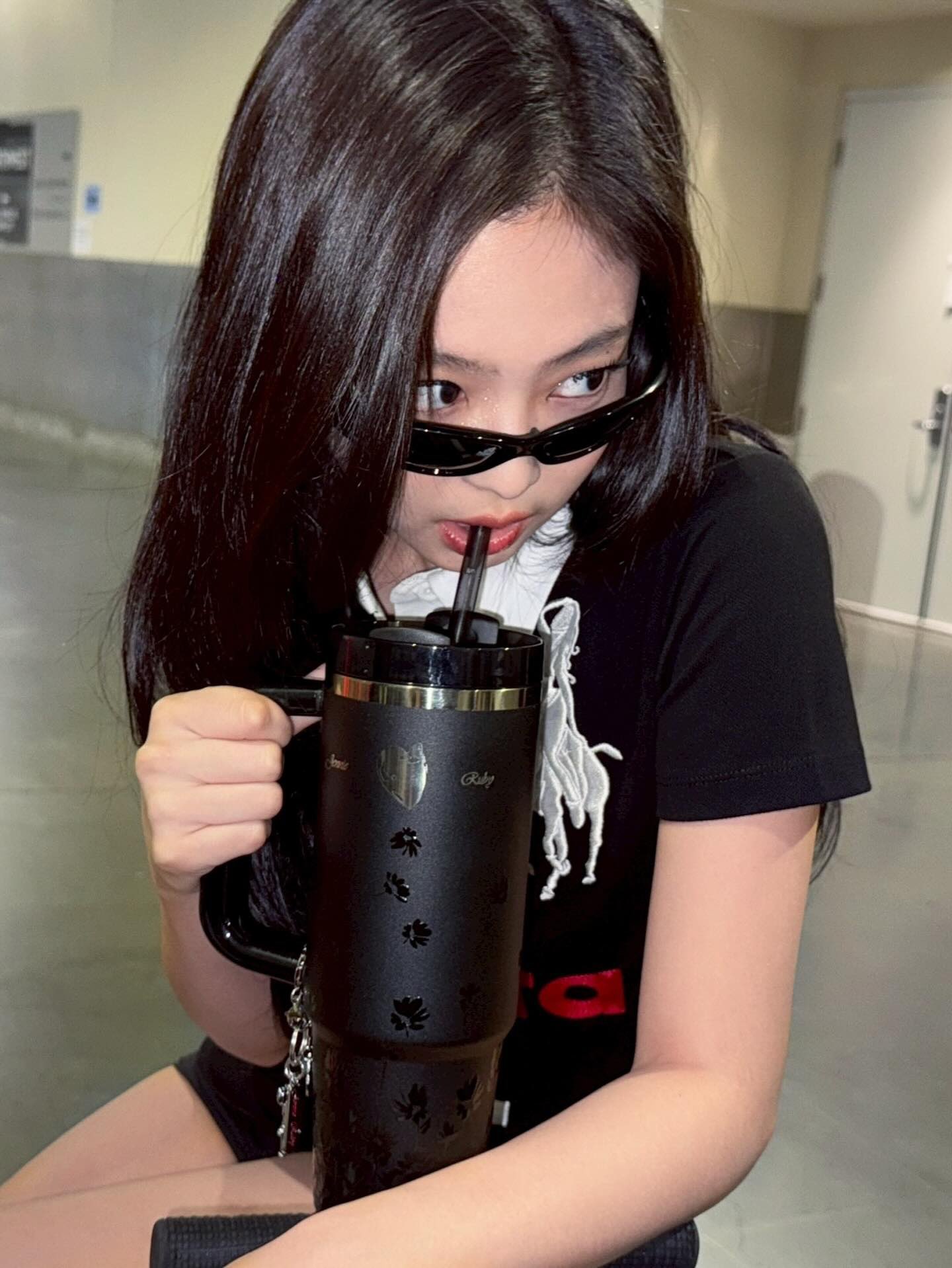 [잡담] 제니 인별에 스탠리 사진 올라옴 | 인스티즈