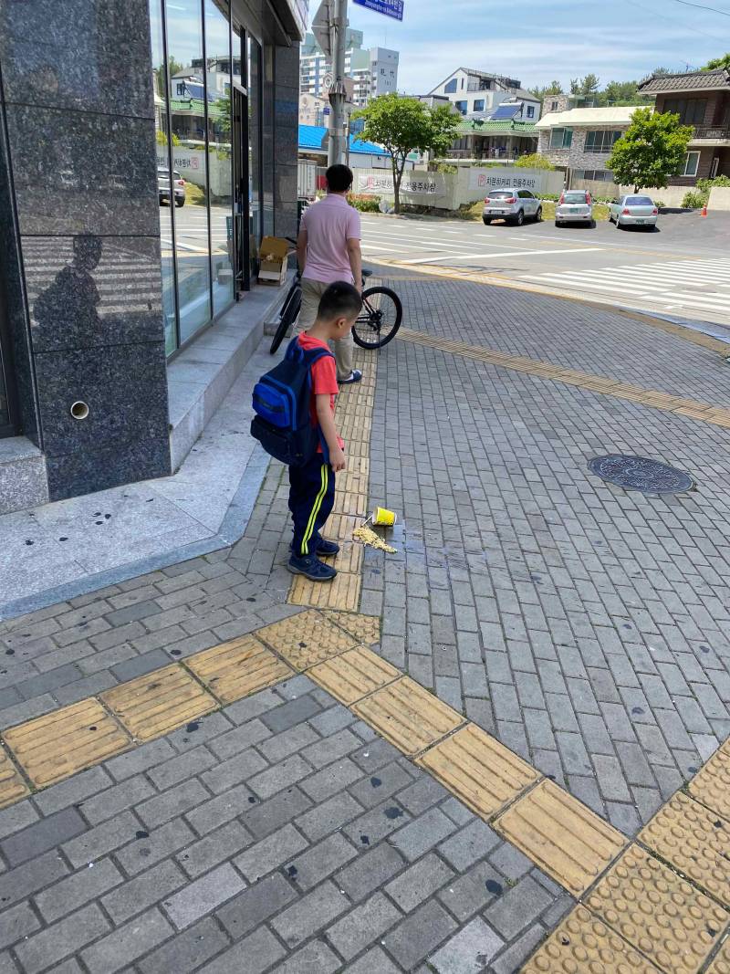 [잡담] 길에 이렇게 음식 모르고 떨구면 | 인스티즈