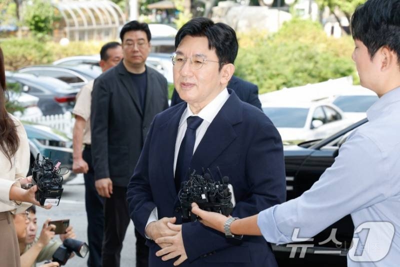 방시혁, 경찰 출석 "심려 끼쳐 죄송" | 인스티즈