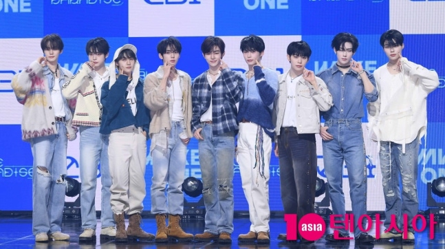 [정보/소식] 제로베이스원, 결국 유종의 미 거뒀다…2년 3개월 차에 음악방송 6일 연속 1위 신기록 | 인스티즈