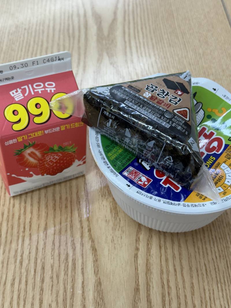 [잡담] 런데이 하러 학교 운동장 왔다가 배고파서 컵라면 먹는 나의 코어 | 인스티즈