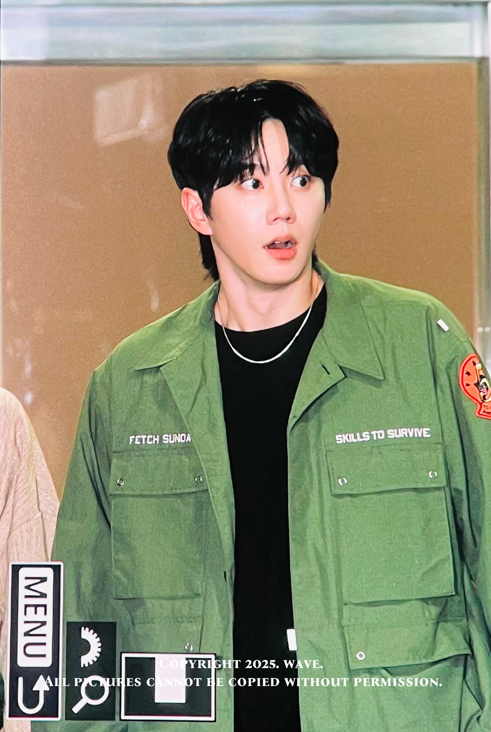 [잡담] 이준영 더시즌즈 퇴근하는데 사람 많아서 놀람ㅋㅋ | 인스티즈