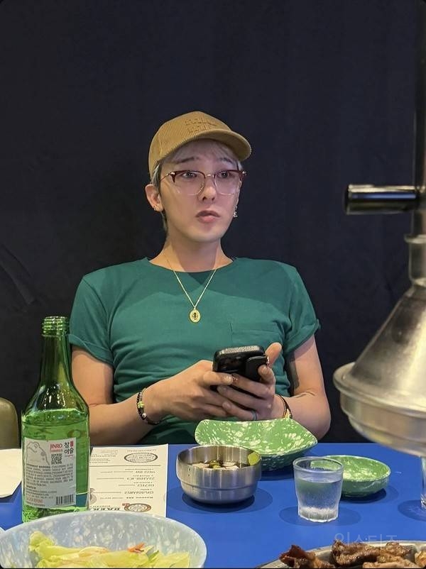 진로 소주 좋아하는 듯한 지드래곤.JPG | 인스티즈