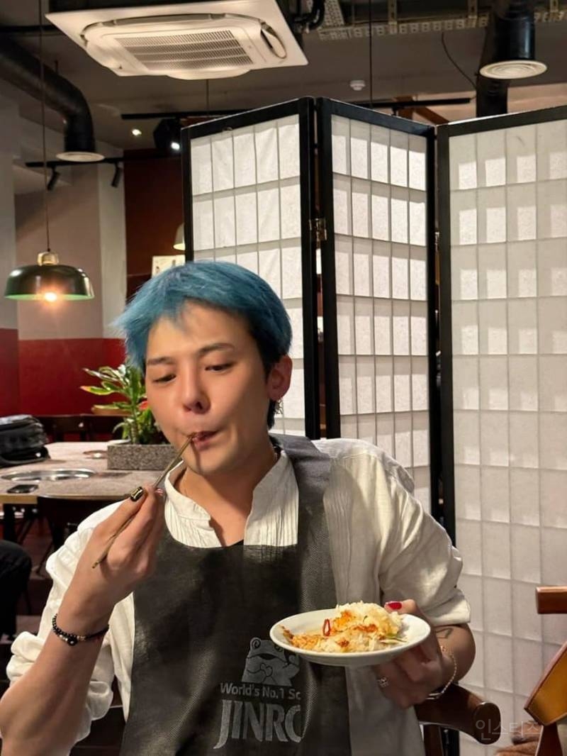 진로 소주 좋아하는 듯한 지드래곤.JPG | 인스티즈