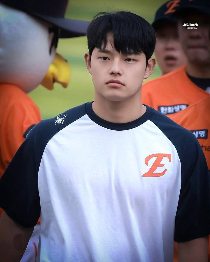 [잡담] 갑자기 문동주뽕 와서 사진 투척하고 가야겠어 | 인스티즈