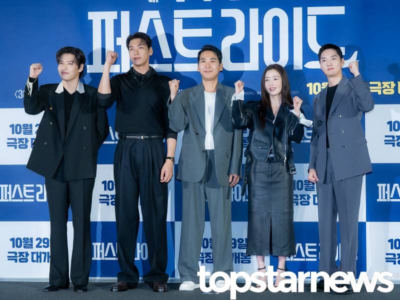 교복 입어서 죄송하다고 사과하는 강하늘, 김영광, 강영석 | 인스티즈