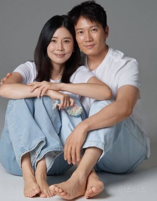 결혼 12주년 기념 가족사진 공개한 지성♡이보영 부부 | 인스티즈