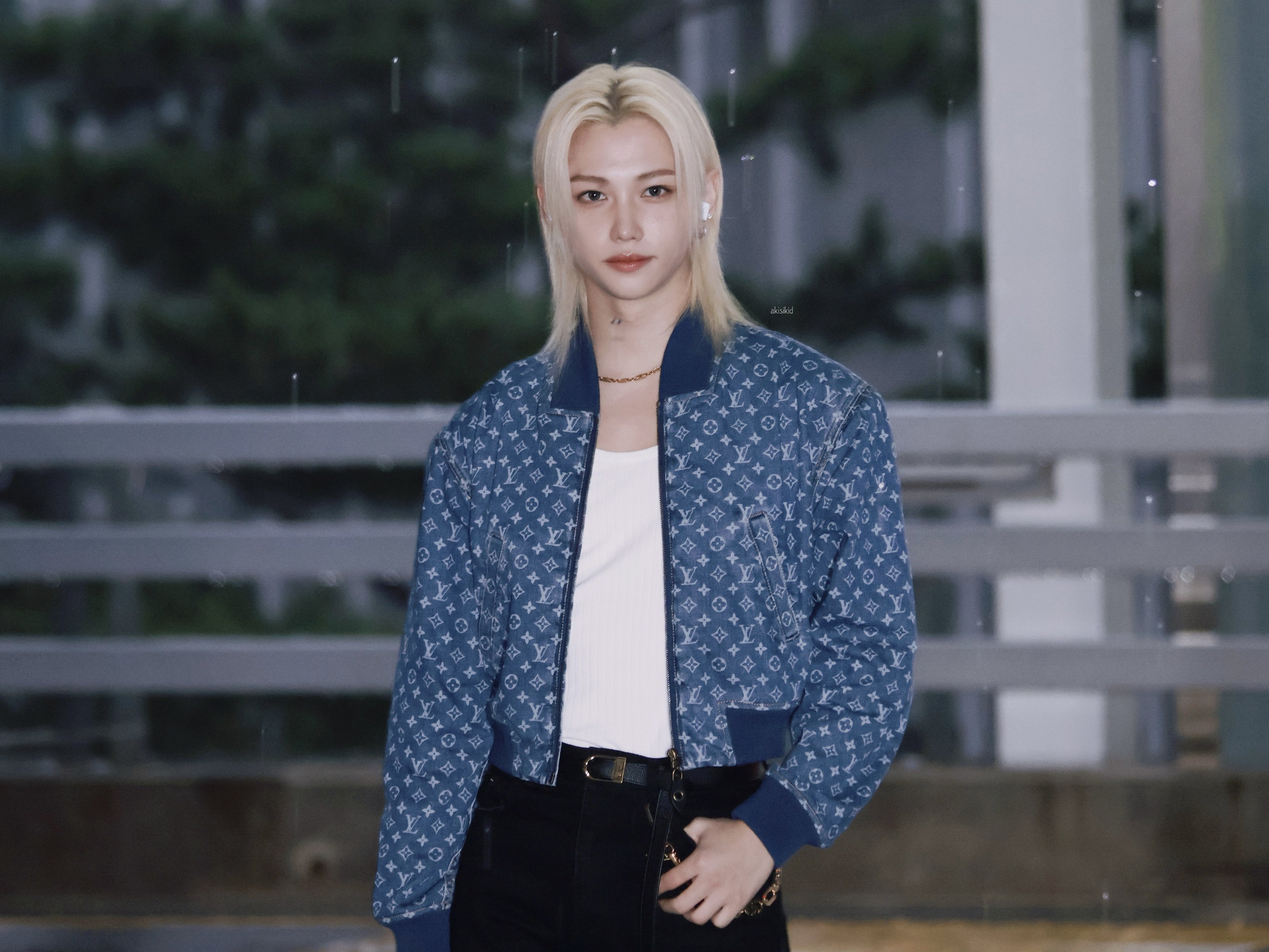루이비통쇼 참석 차 비 오는 날 출국한 스키즈 필릭스 | 인스티즈