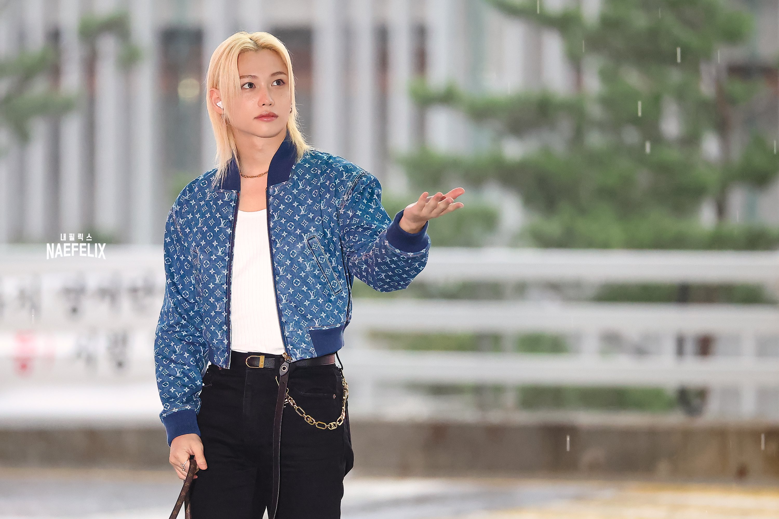 루이비통쇼 참석 차 비 오는 날 출국한 스키즈 필릭스 | 인스티즈