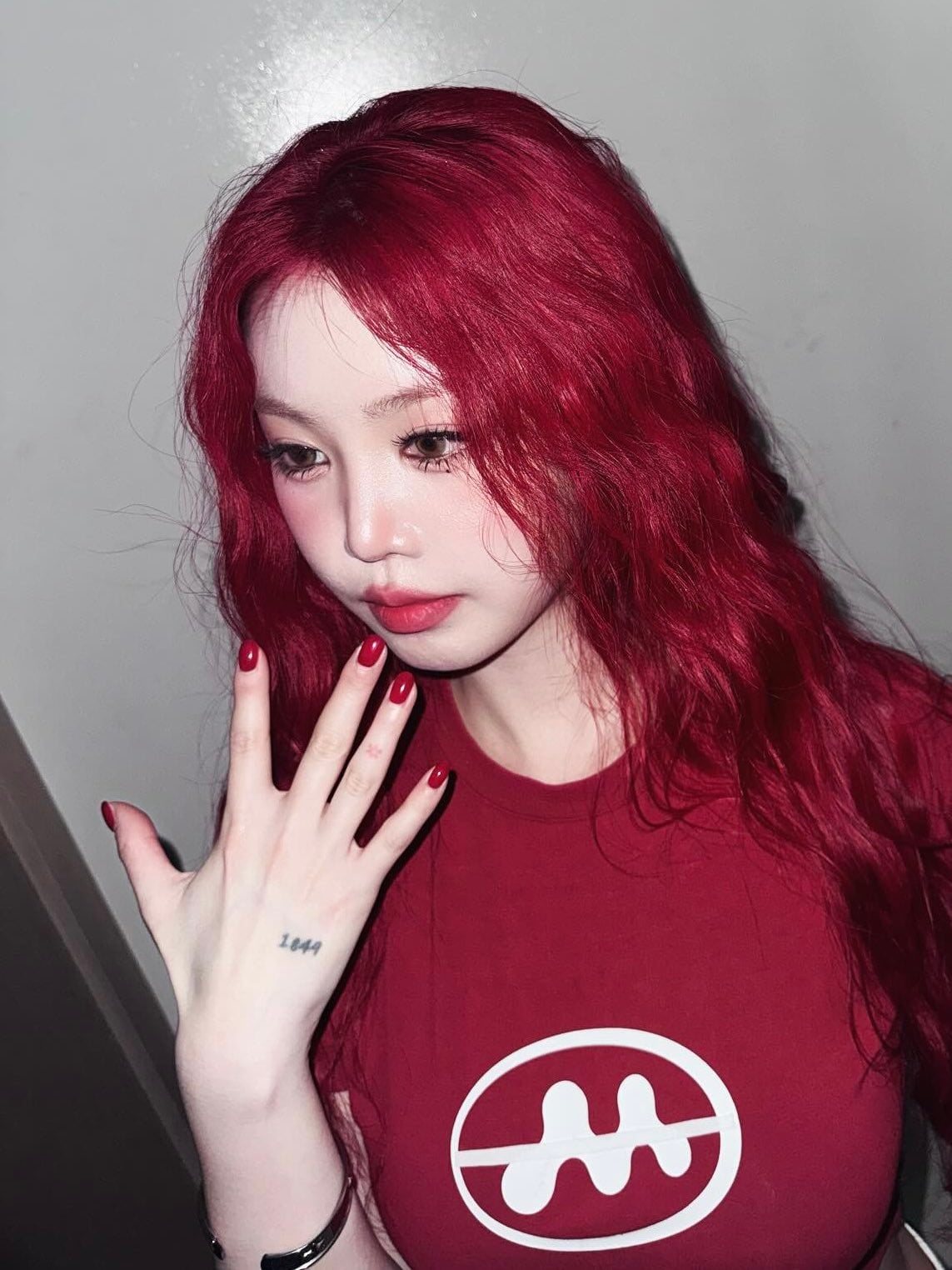 [잡담] 헐 뭐지 슈화 인스타에 수진 손등 나옴 | 인스티즈