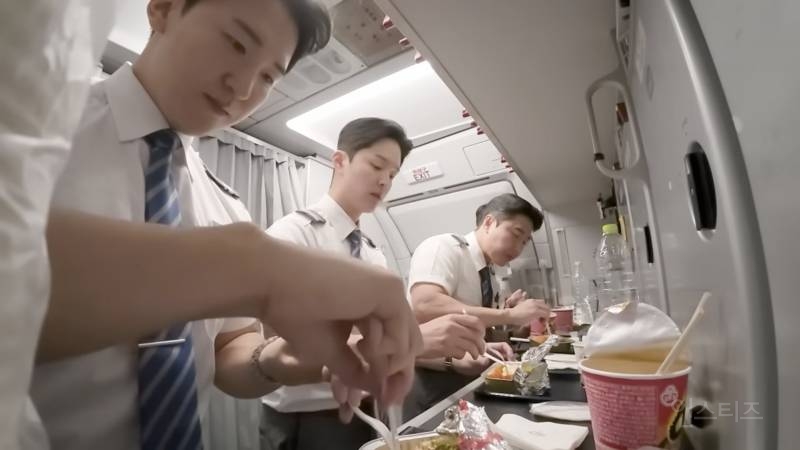 창사 이래 처음으로 남자 승무원만 있는 비행기 | 인스티즈