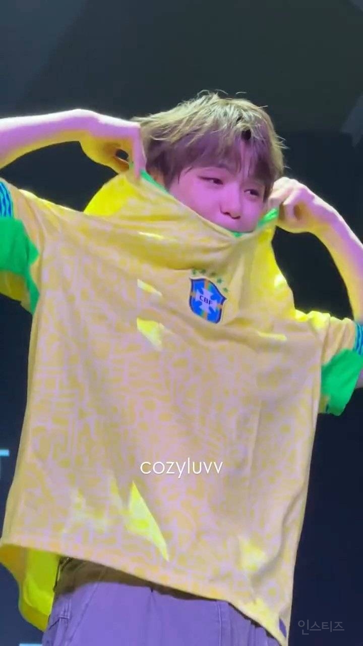 무대 위에서 팬한테 티셔츠 벗어준 강다니엘 | 인스티즈