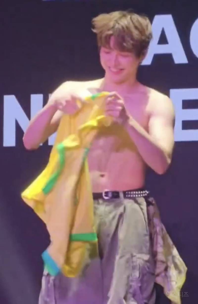무대 위에서 팬한테 티셔츠 벗어준 강다니엘 | 인스티즈