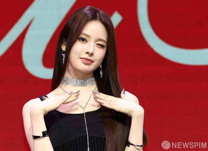 오늘자 이즈나 방지민 컴백 쇼케이스 기자 사진…jpg | 인스티즈
