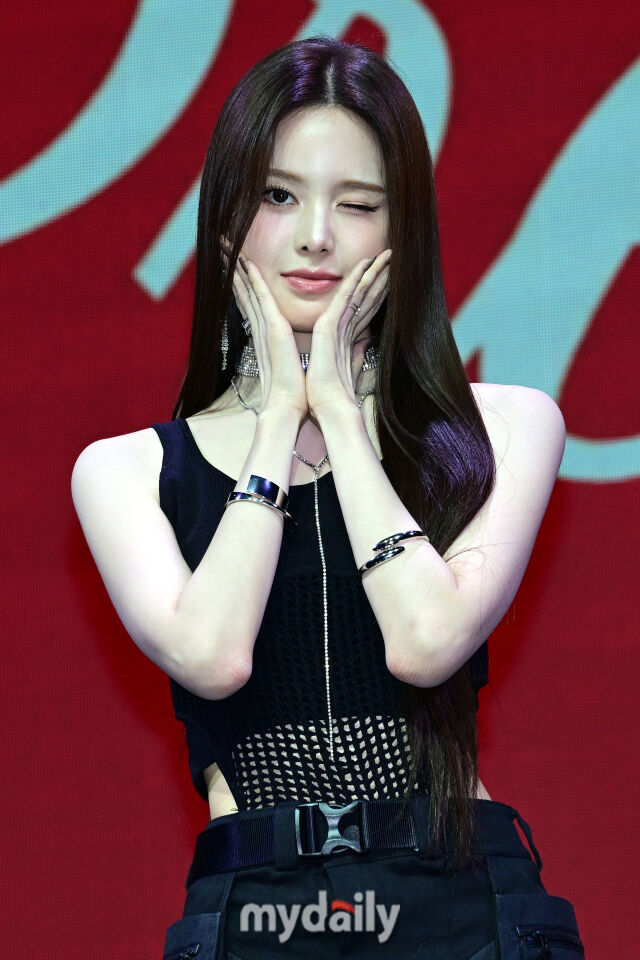 오늘자 이즈나 방지민 컴백 쇼케이스 기자 사진…jpg | 인스티즈