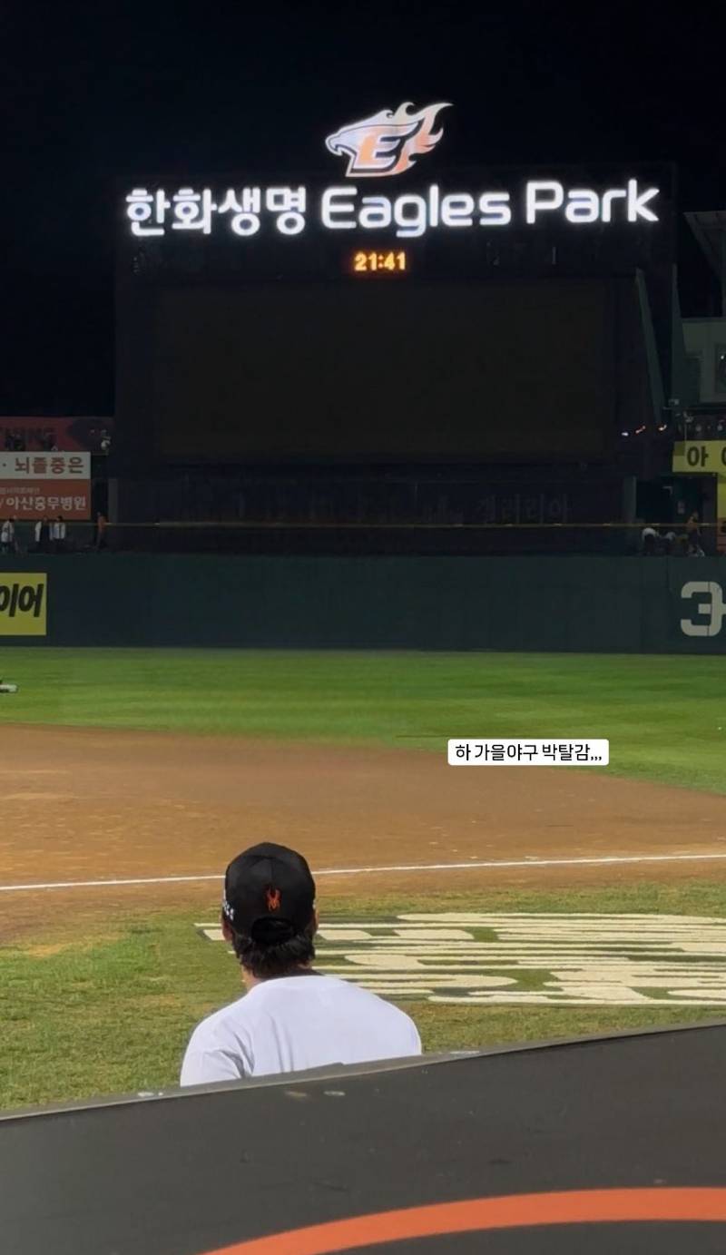 [잡담] 작년 홈막 시시 덩그러니 혼자 앉아있는 사진 | 인스티즈
