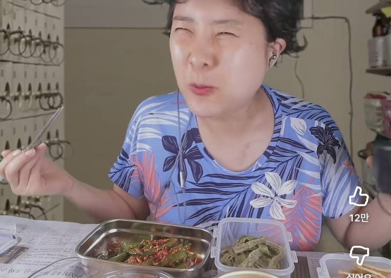 [잡담] 익들아 저기 플라스틱통 안에 있는 반찬 이름 뭐야? | 인스티즈