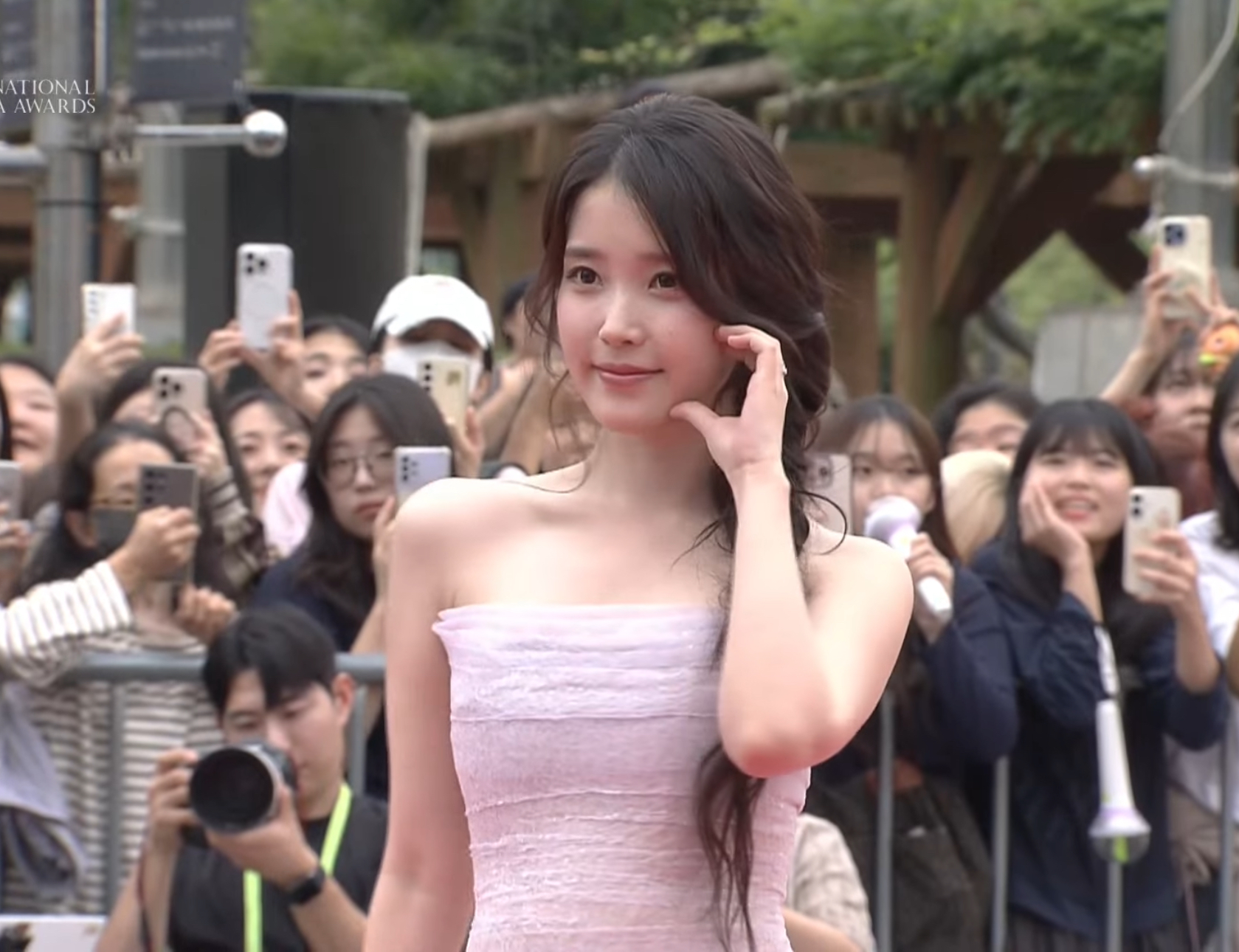 [잡담] 아이유 오늘 드레스 누가 픽했냐 | 인스티즈