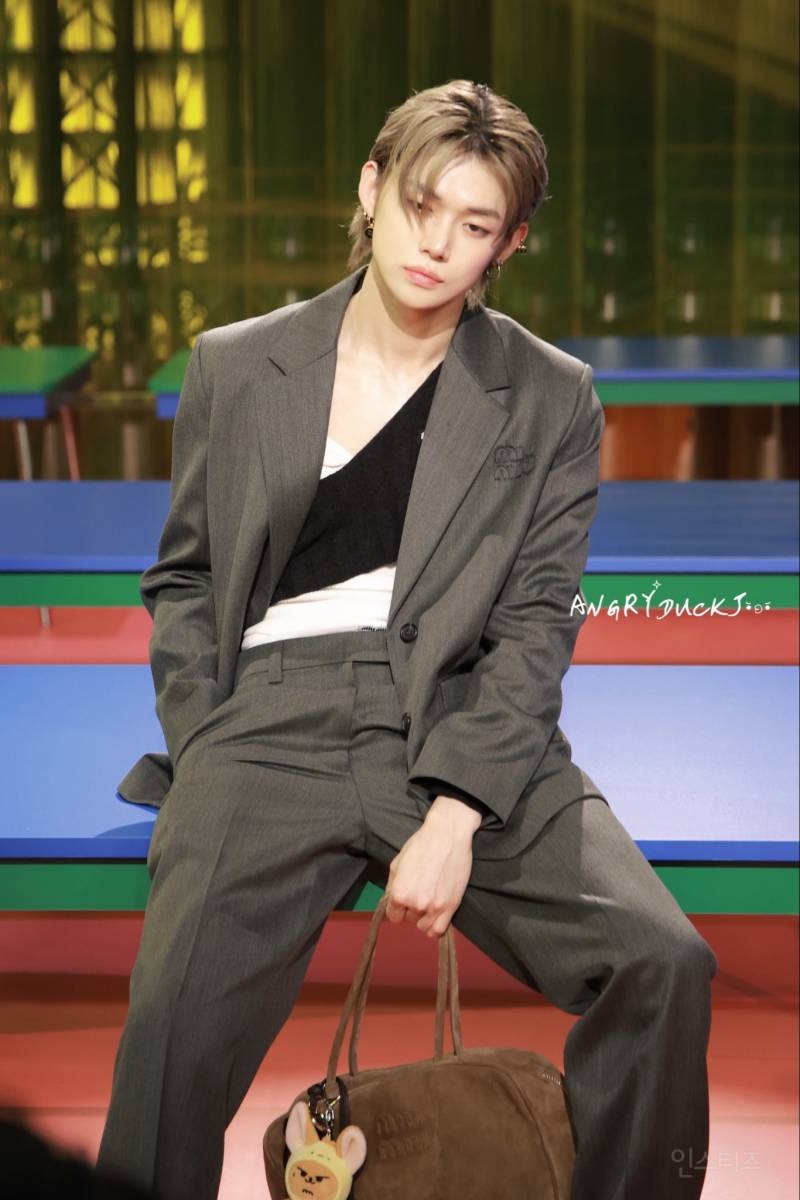 깜짝 놀란 미우미우 연준 젠더리스 착장 | 인스티즈