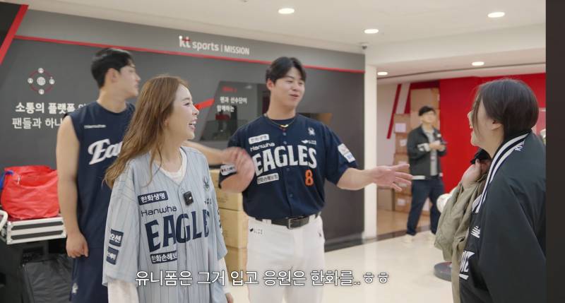 [잡담] 아니 시환이는 또 동주 손 잡고 있네 | 인스티즈