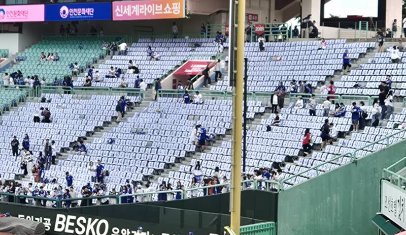 [잡담] 와 원정 응원석에 라오니네 수건 좌석마다 깔려있다 | 인스티즈