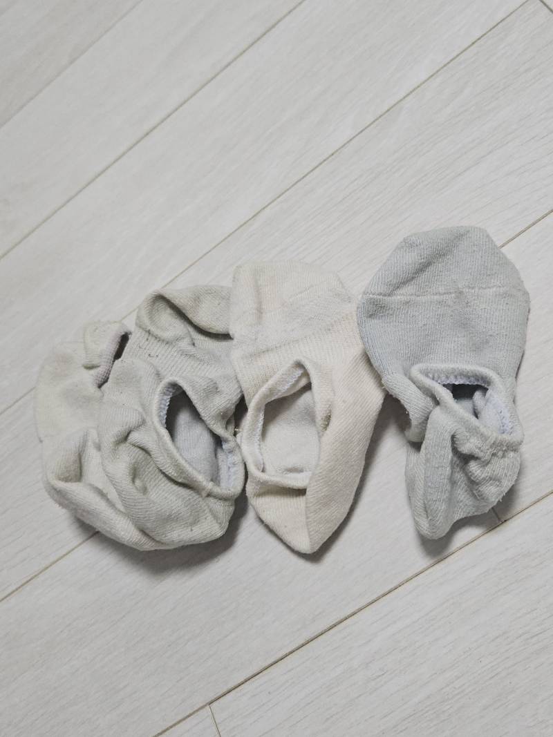 [잡담] 바지 새로산거랑 같이 돌렸더니 양말이 | 인스티즈