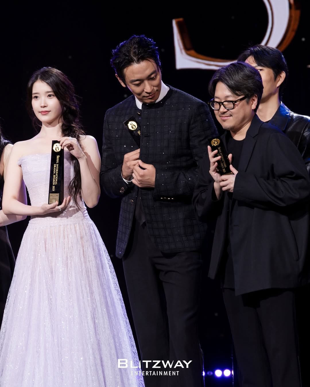 [잡담] 아이유 팬 있니?? 주지훈 소속사 인스타에 서드어 비하인드 사진 올라왔는데 아이유도 있는 사진 있어서 가져옴!!!! | 인스티즈
