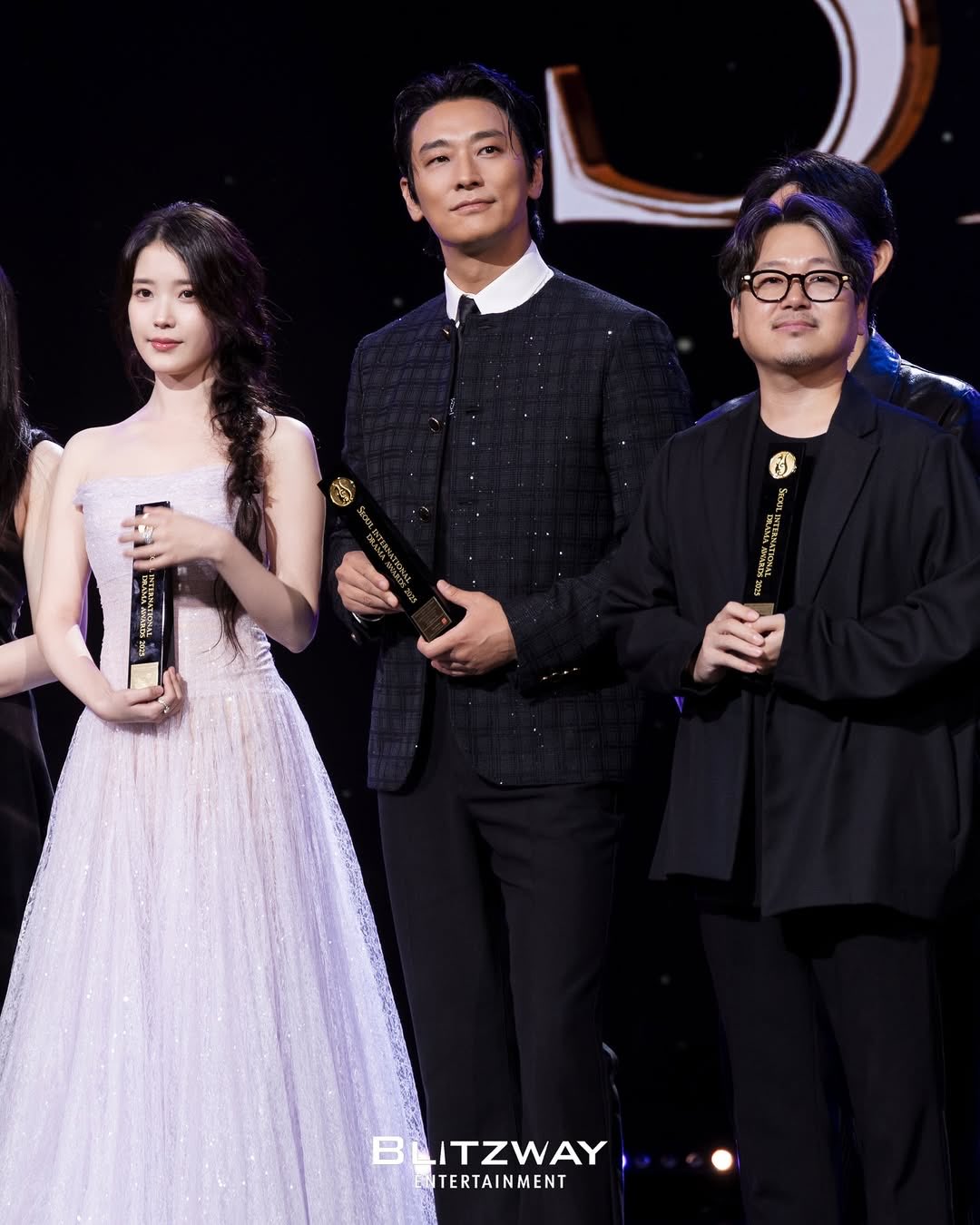 [잡담] 아이유 팬 있니?? 주지훈 소속사 인스타에 서드어 비하인드 사진 올라왔는데 아이유도 있는 사진 있어서 가져옴!!!! | 인스티즈