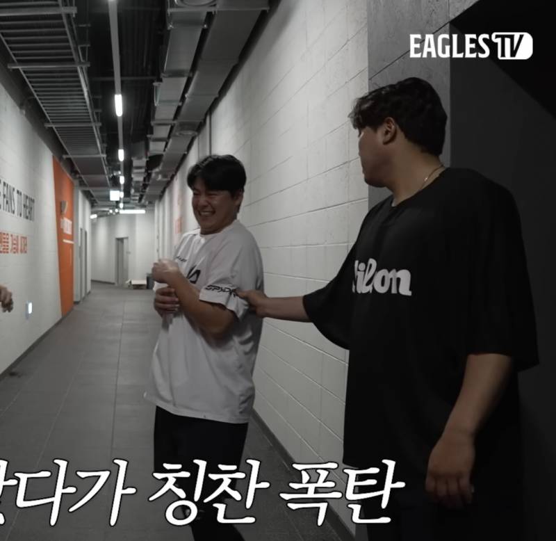 [잡담] 노시환 뭐했길래 핸진이한테 꼬집히고 있어 | 인스티즈