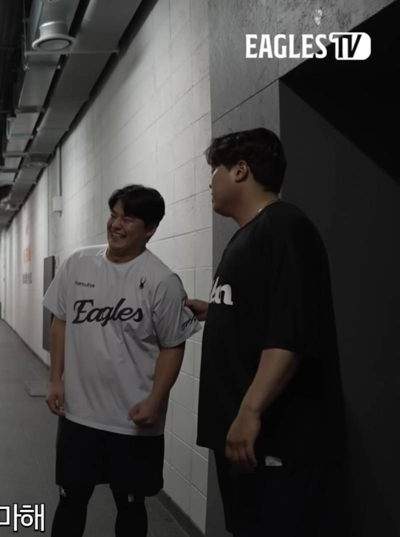 [잡담] 노시환 뭐했길래 핸진이한테 꼬집히고 있어 | 인스티즈