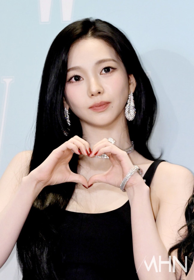 [잡담] 카리나 더블유 코리아 행사 레드카펫 기사사진 | 인스티즈