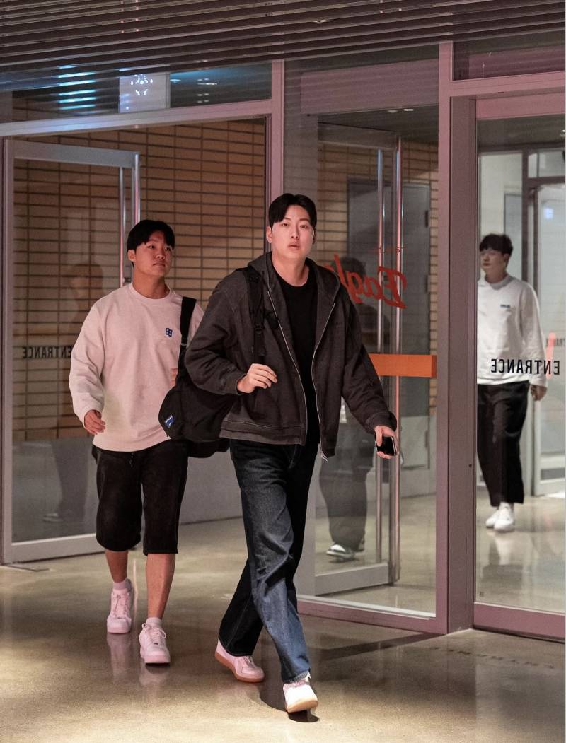 [잡담] 오 동욱이 잘 나왔다 하고 있는데 시선강탈 당함 | 인스티즈