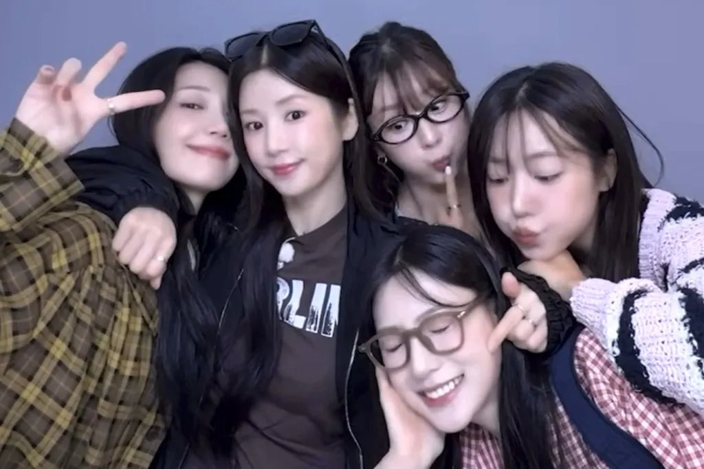 막내한테 단체로 뽀뽀하는 14년차 여돌 | 인스티즈