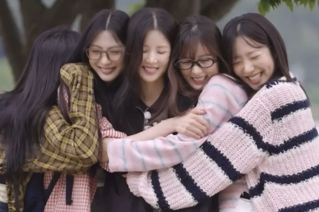 막내한테 단체로 뽀뽀하는 14년차 여돌 | 인스티즈