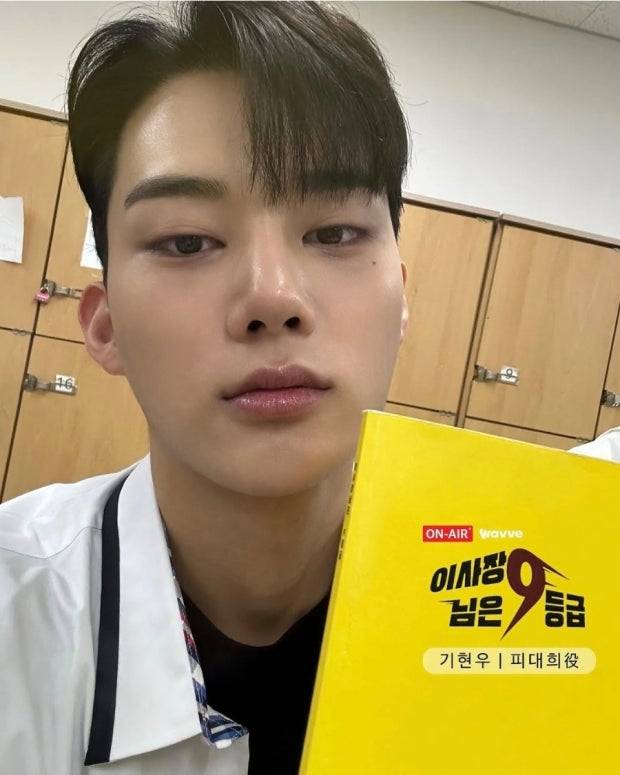 [잡담] 이정도면 아랫입술 두꺼운 편이야? | 인스티즈