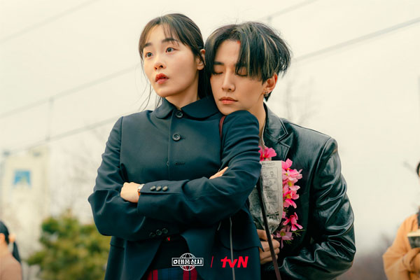 [잡담] 태풍상사) [정덕현의 네모난 세상] 시청률 돌풍 일으킨 '태풍상사', 시대와 맞서는 청춘들의 '중꺾마' 통했다 | 인스티즈