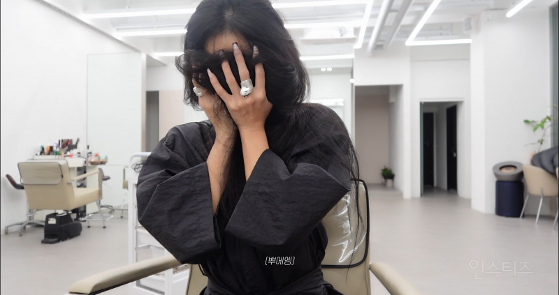 단발 자르는 과정 공개한 화사.jpg | 인스티즈