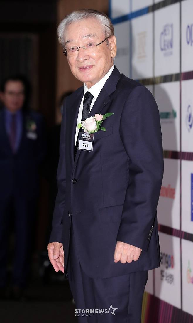 [정보/소식] '90세' 이순재 측 "건강 큰 이상 없어, 다리 재활에 전념하고 있다"[공식] | 인스티즈