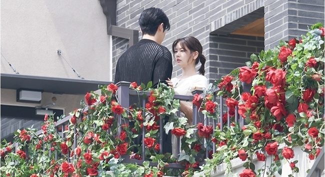 [정보/소식] 우주메리미) 최우식 정소민 신혼집서 초밀착 포옹, 설레는 피지컬 케미(우주메리미) | 인스티즈
