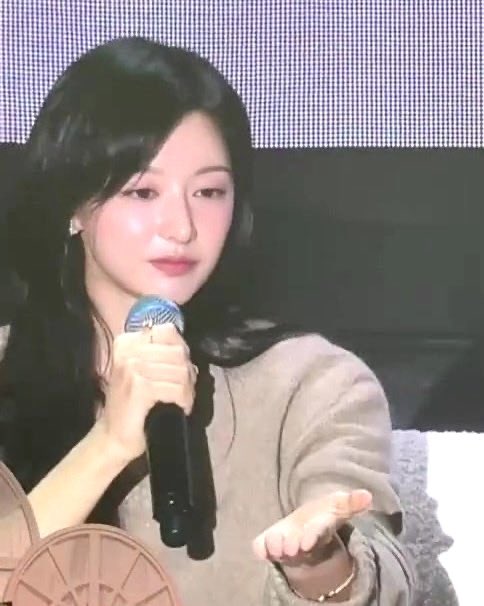 [잡담] 송중기팬미팅 간 김지원 전광판 | 인스티즈