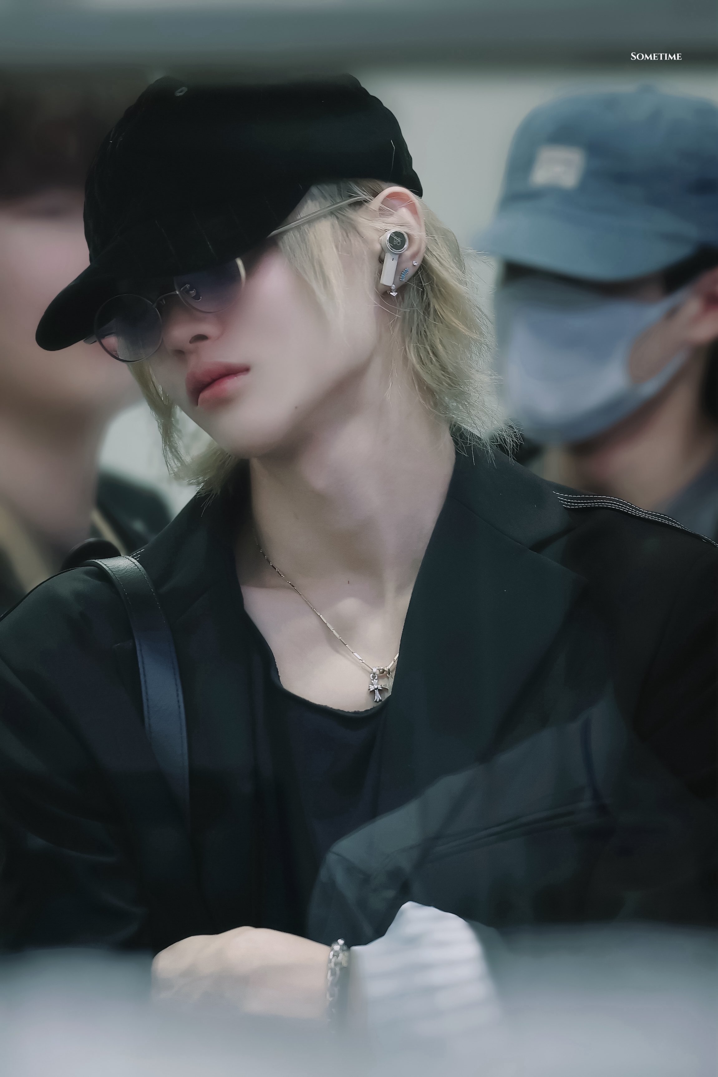 [잡담] 공항 흑발 원빈 금발 원빈 이미지 확 다른거 좋다 ,,, | 인스티즈