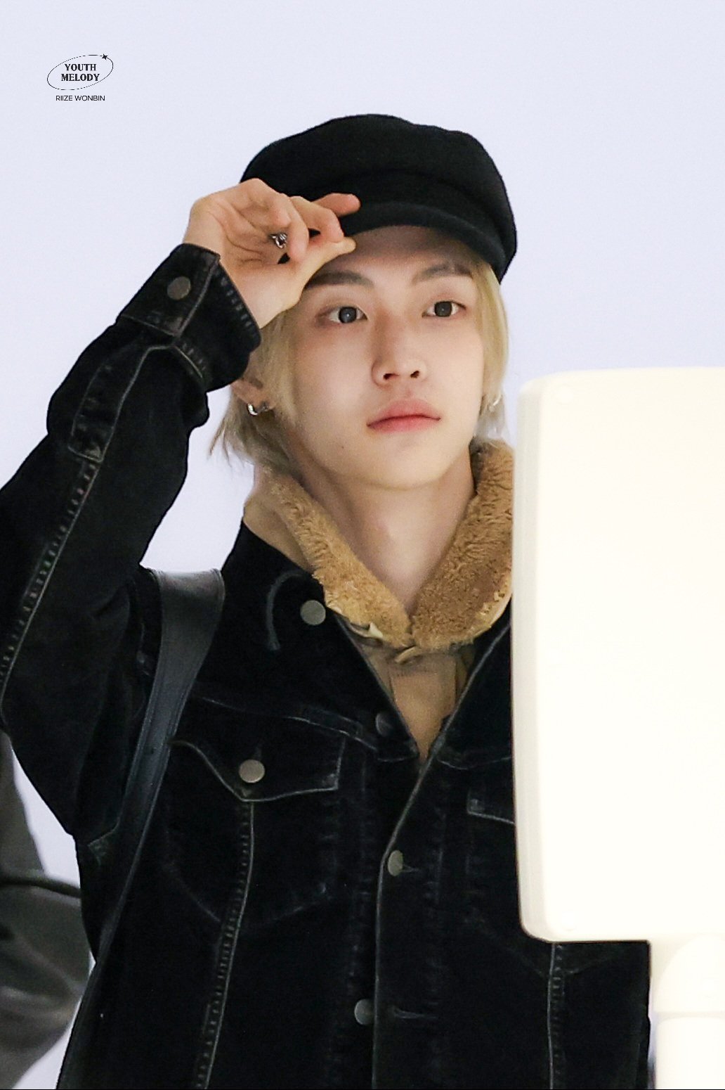 [잡담] 공항 흑발 원빈 금발 원빈 이미지 확 다른거 좋다 ,,, | 인스티즈