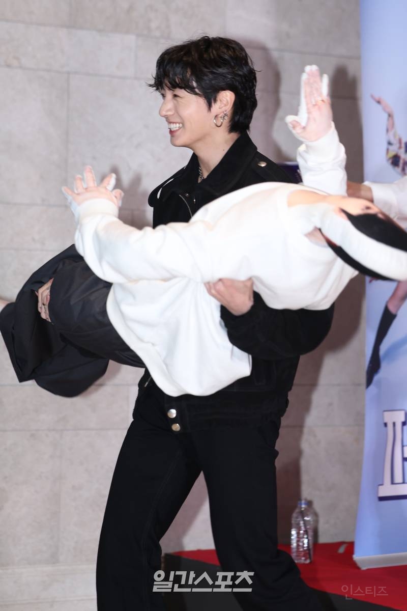 군대 간 차은우 인형 공주님 안기로 들고 나타난 BTS 정국 .jpg | 인스티즈