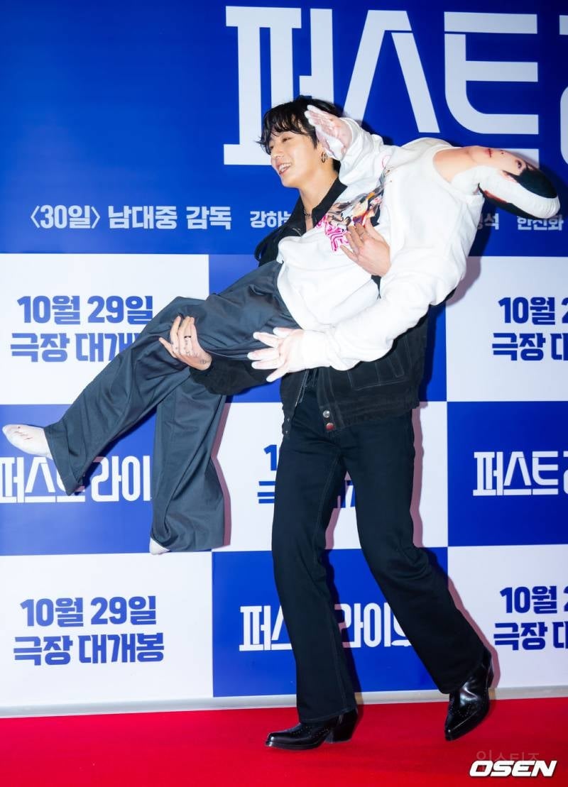 군대 간 차은우 인형 공주님 안기로 들고 나타난 BTS 정국 .jpg | 인스티즈