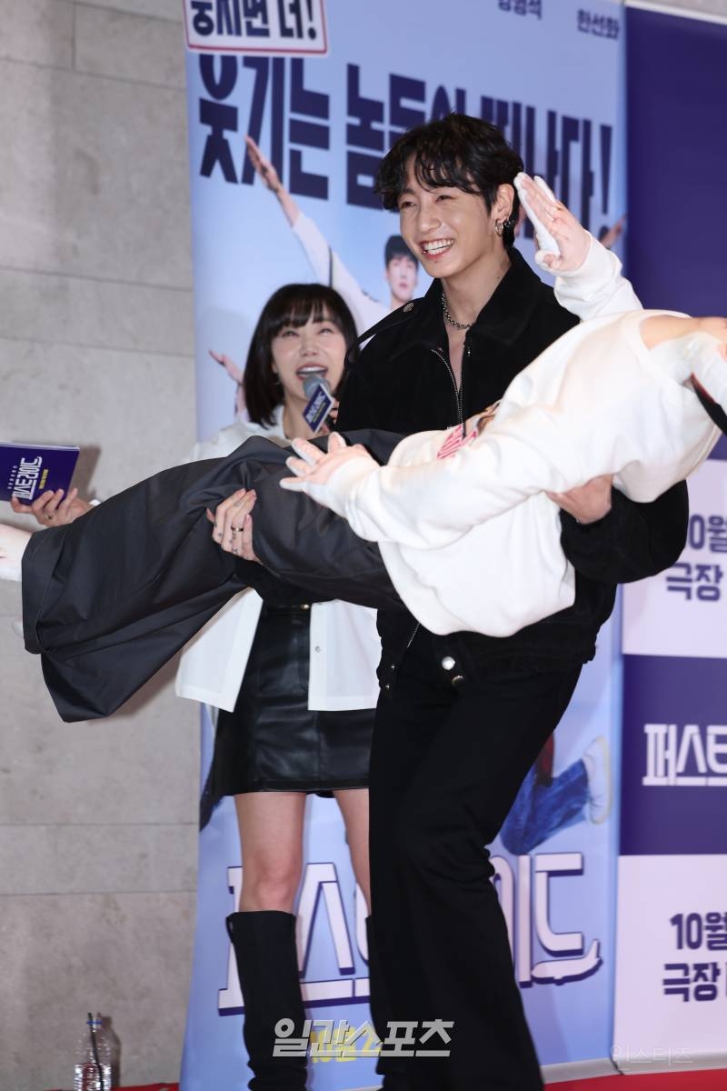 군대 간 차은우 인형 공주님 안기로 들고 나타난 BTS 정국 .jpg | 인스티즈