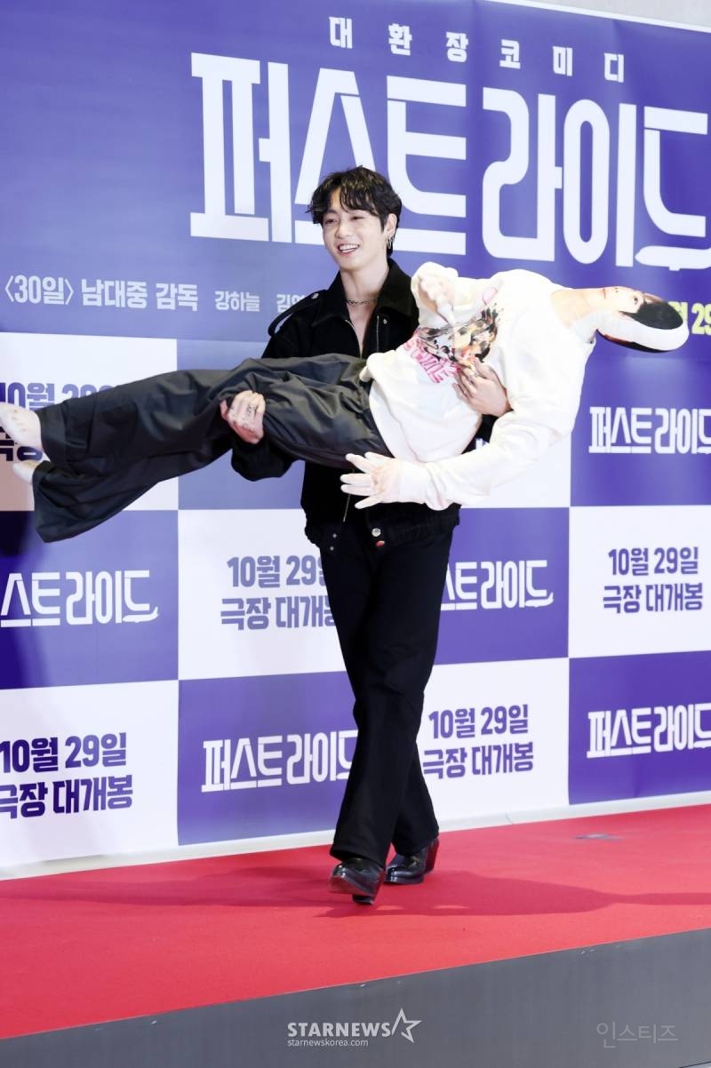 군대 간 차은우 인형 공주님 안기로 들고 나타난 BTS 정국 .jpg | 인스티즈