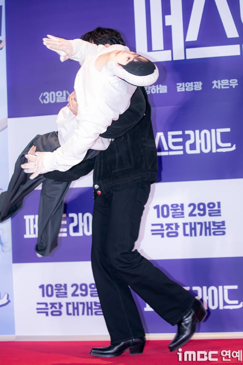 군대 간 차은우 인형 공주님 안기로 들고 나타난 BTS 정국 .jpg | 인스티즈