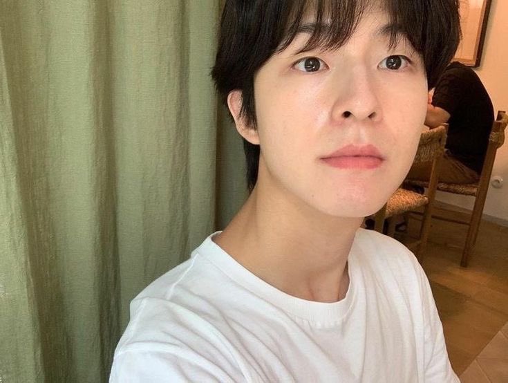 [잡담] 홍경 진짜 왜케 말갛게 생겼지..ㅠ | 인스티즈