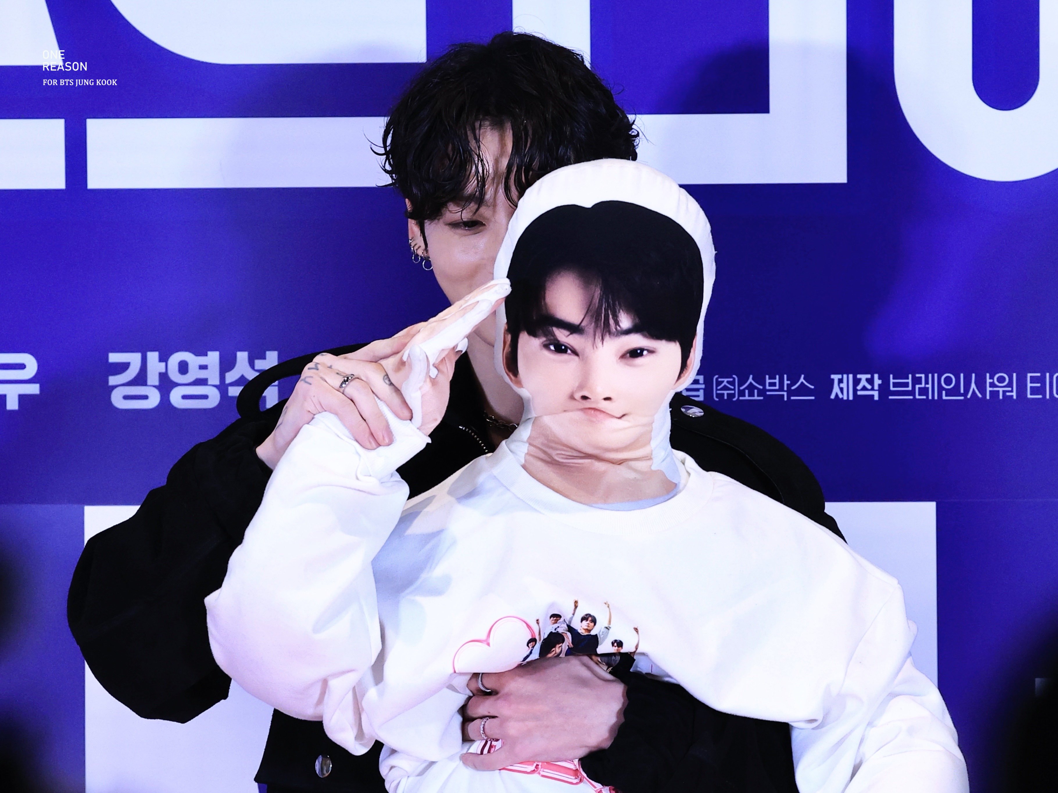 [잡담] 정국 어제 든 차은우 인형 엄청 무거웠나 봐 | 인스티즈